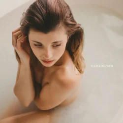 Cover ЮЛІЯ РÓЗНЕН - У воді